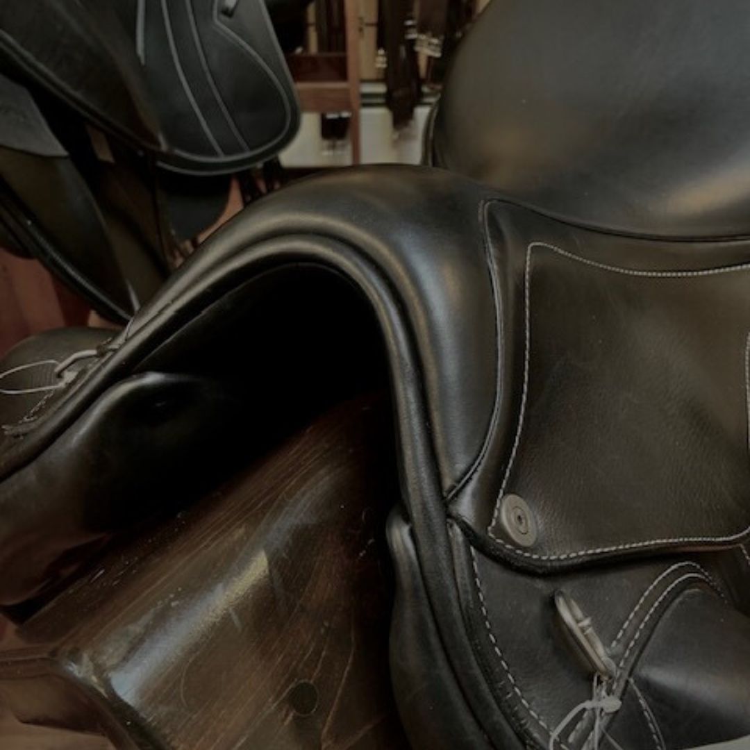 Equipe Glamour E-Carbon - Demo Model - Black w/white stitching, 17.5 Medium +1.5 | Malvern Saddlery