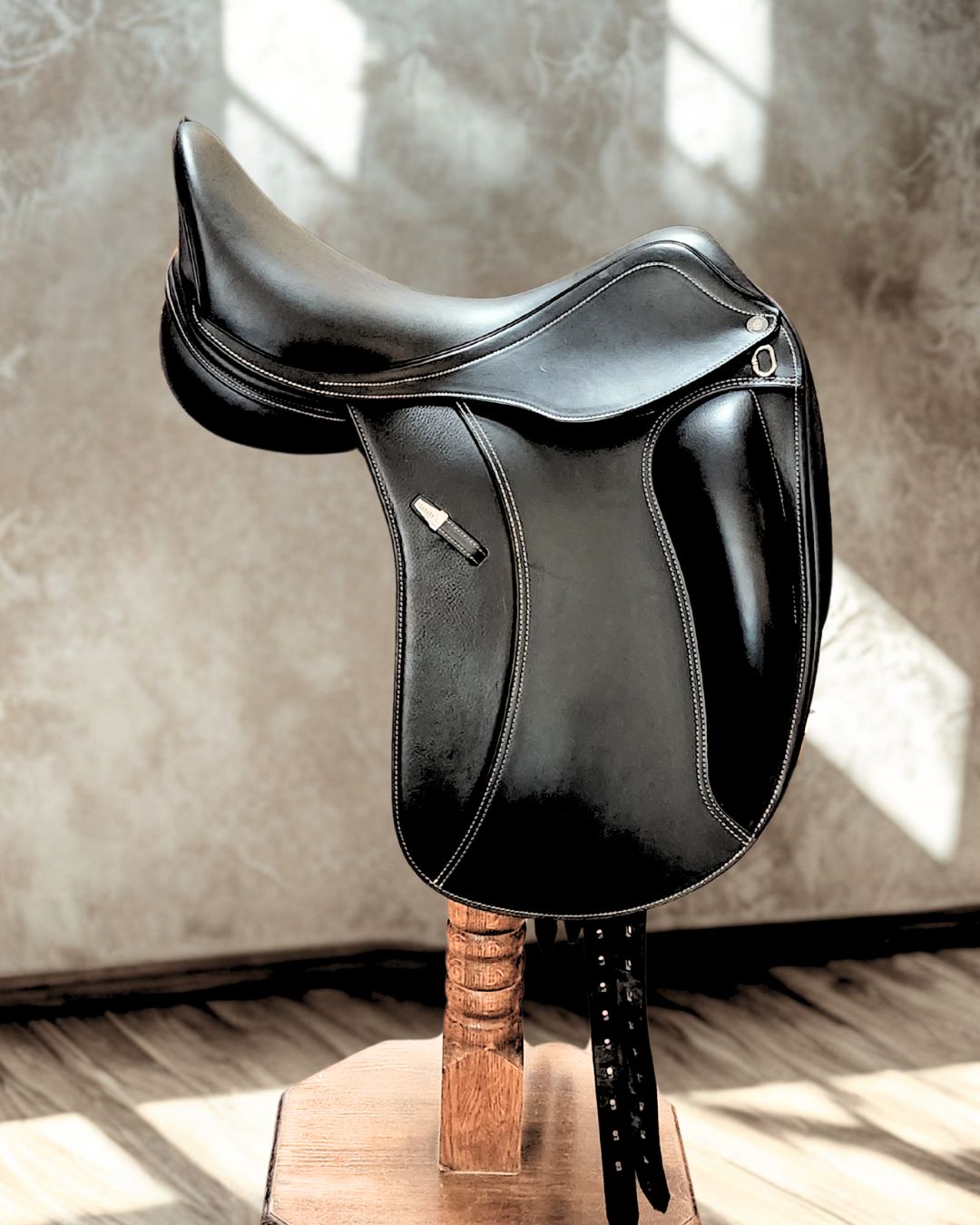 Equipe Viktoria Custom Dressage Saddle - Black with white stitching - mono flap 17.5 M +1 +1 | Malvern Saddlery
