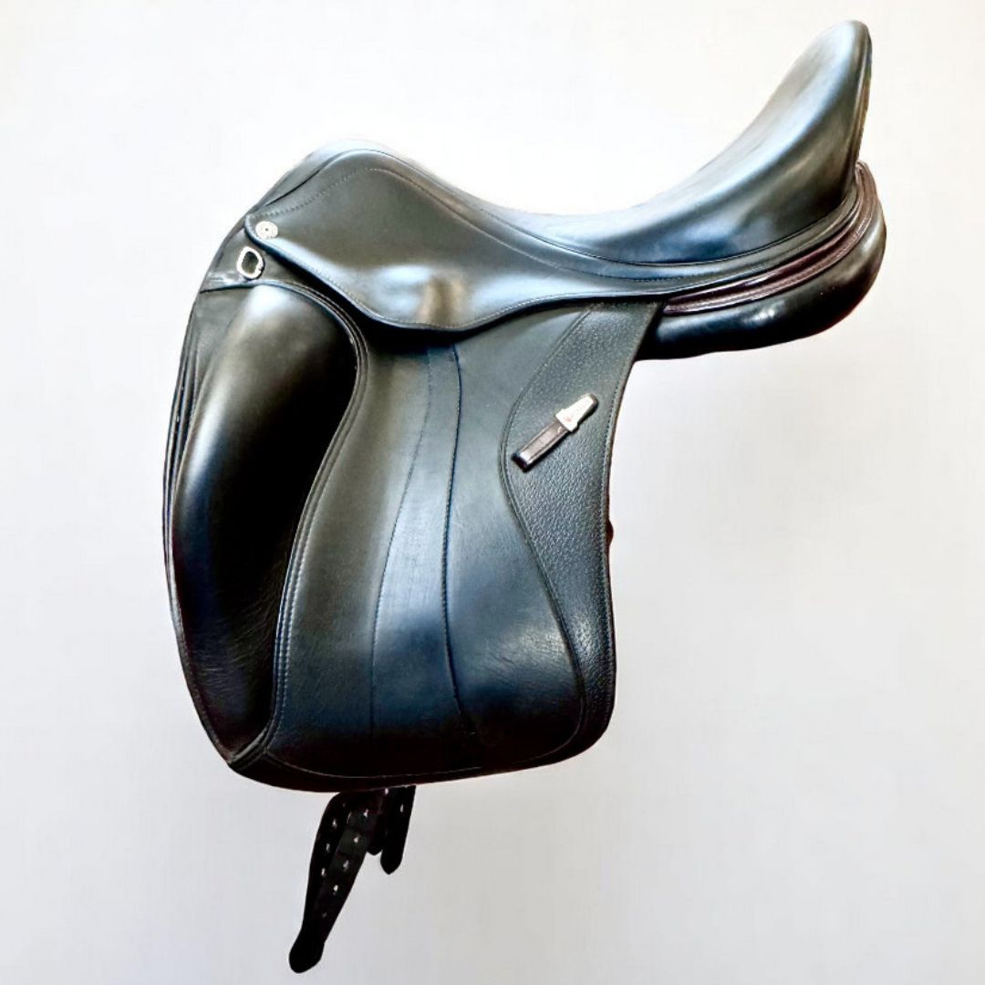 Equipe Glamour Dressage Consignment Saddle - Size 17 in - Black with Brown piping | Malvern Saddlery