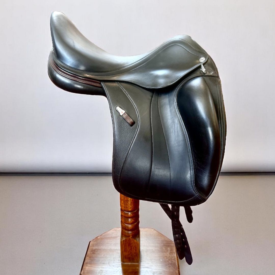 Equipe Glamour Dressage Consignment Saddle - Size 17 in - Black with Brown piping | Malvern Saddlery