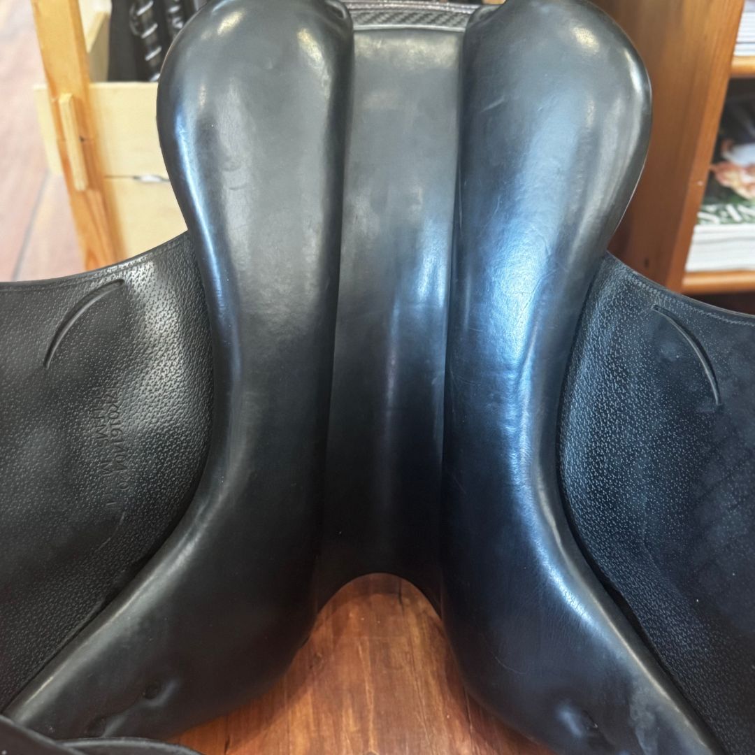 Equipe Glamour Dressage Consignment Saddle - Size 17 in - Black with Brown piping, underside view | Malvern Saddlery