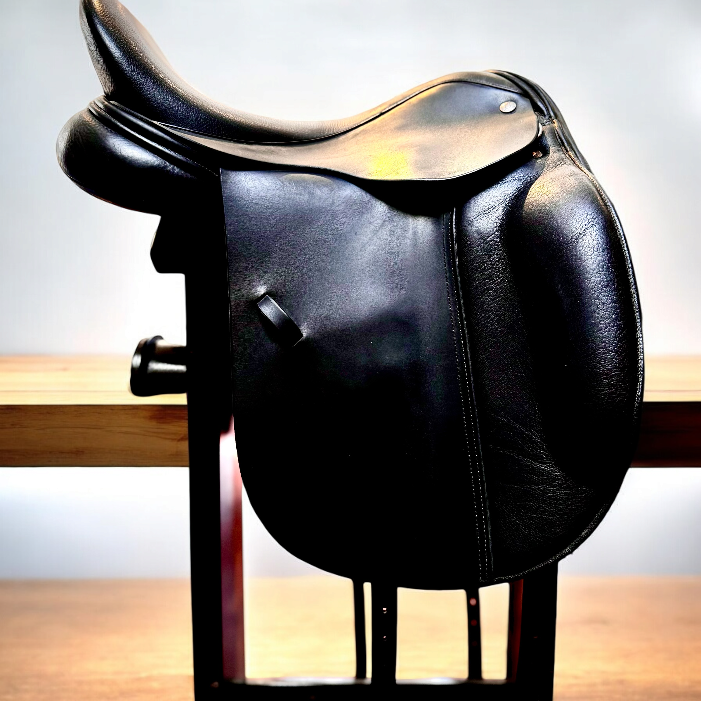 Frank Baines Elegance Dressage Consignment Saddle - Size 17.5 | Malvern Saddlery